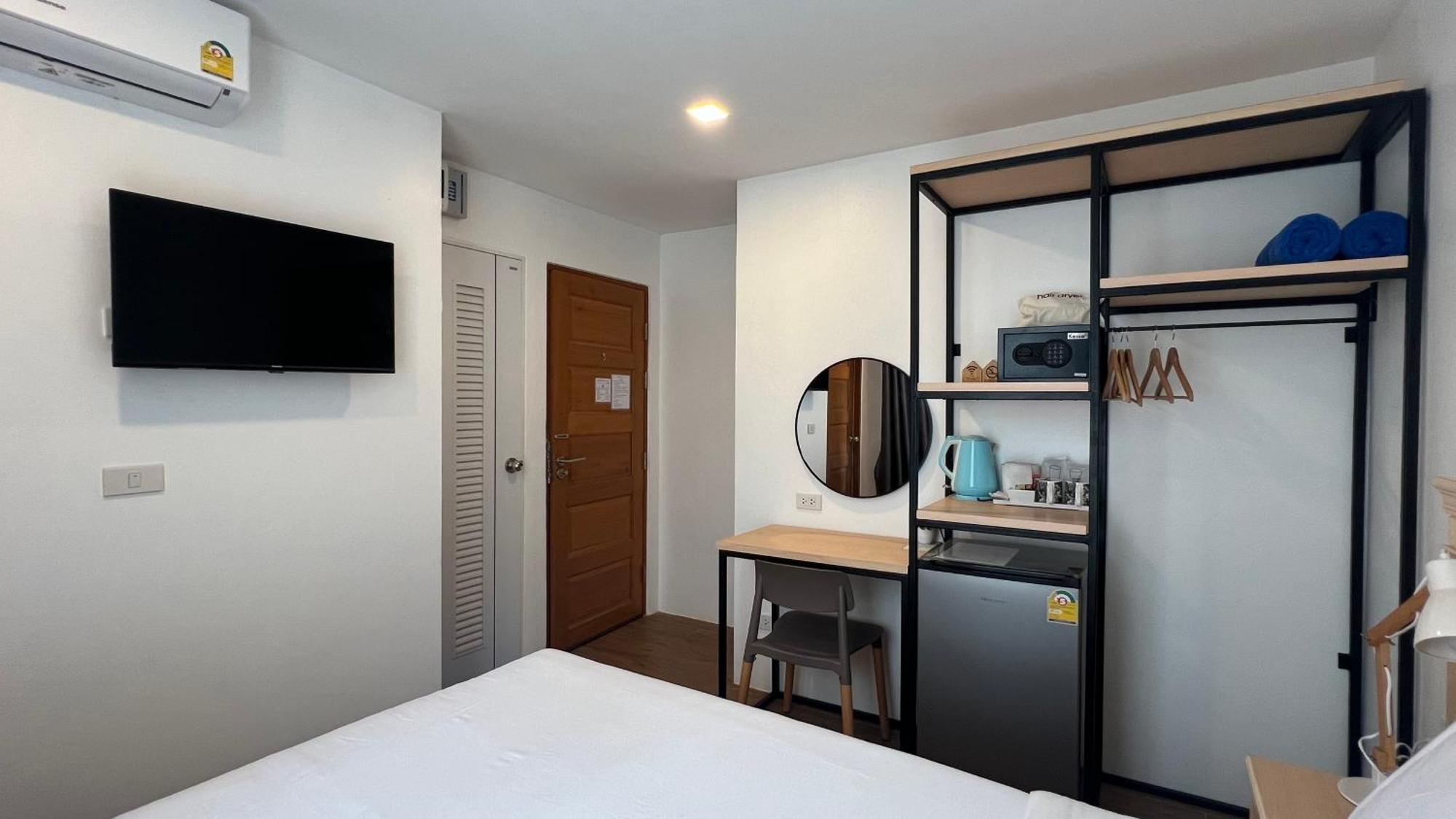 Hotel B3 House Kamala Beach Esterno foto