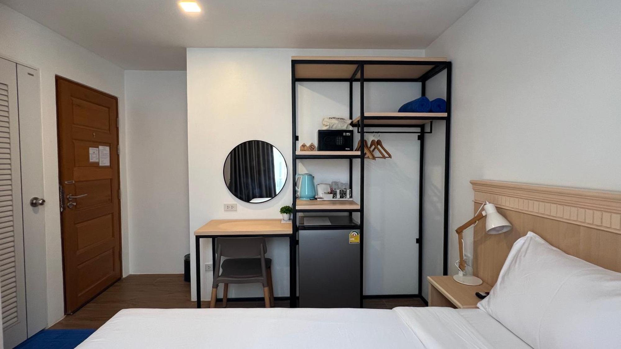 Hotel B3 House Kamala Beach Esterno foto
