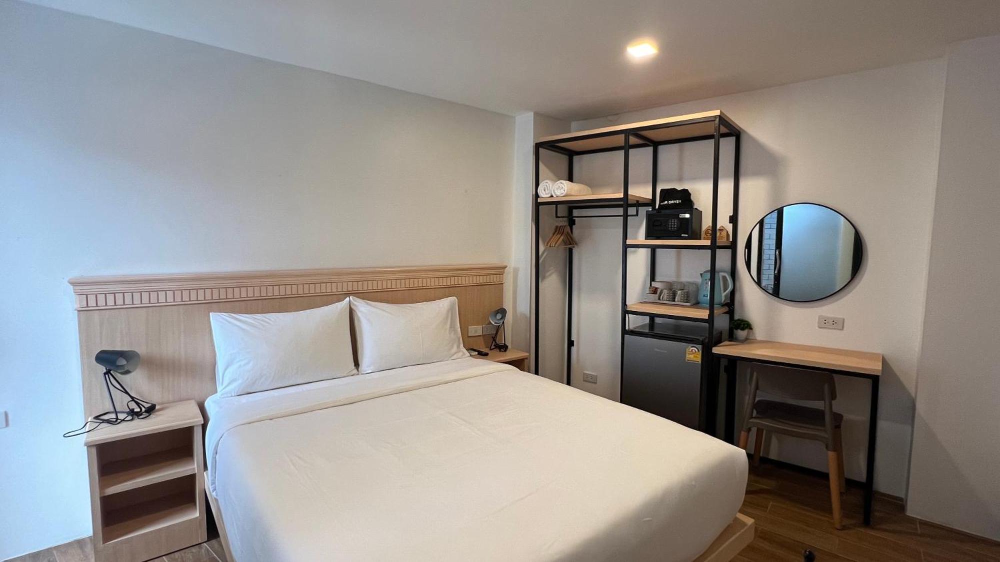 Hotel B3 House Kamala Beach Esterno foto